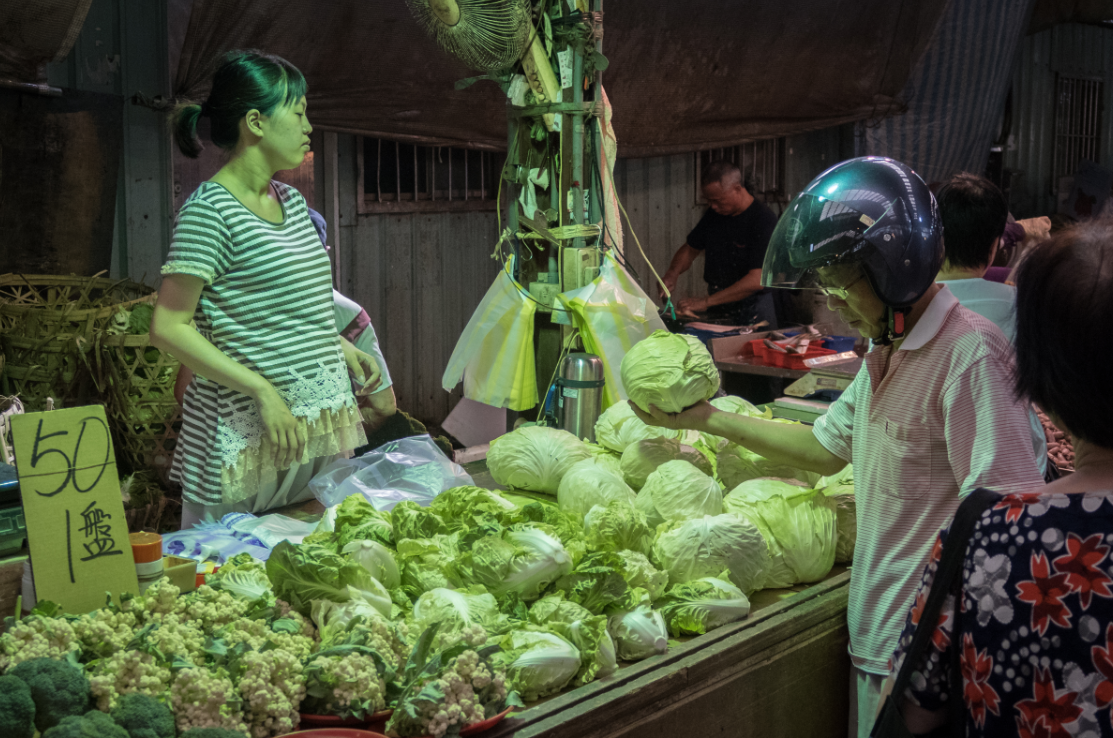颱風尚未登陸，市場菜價已翻倍漲。（攝影：蕭芃凱）