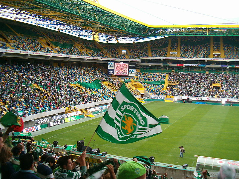 場上熱情加油的Sporting Lisbon球迷。（翻攝自維基百科）
