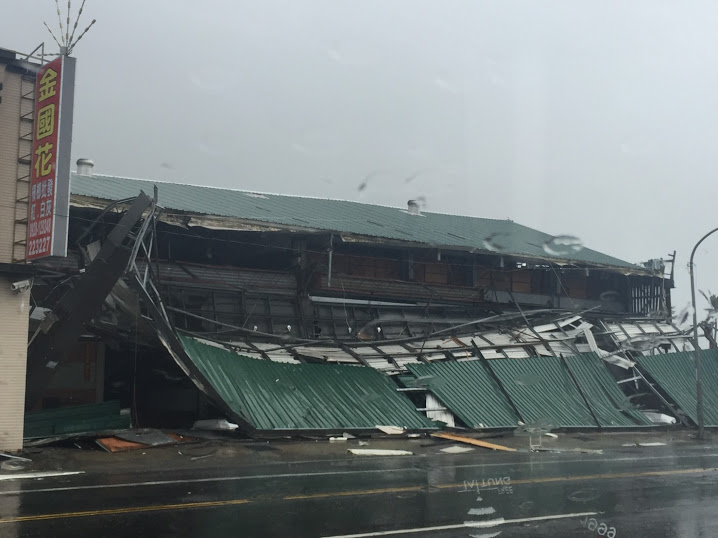 強颱尼伯特造成台東當地災情，民房鐵架被強風吹垮，受損相當嚴重。（讀者提供）