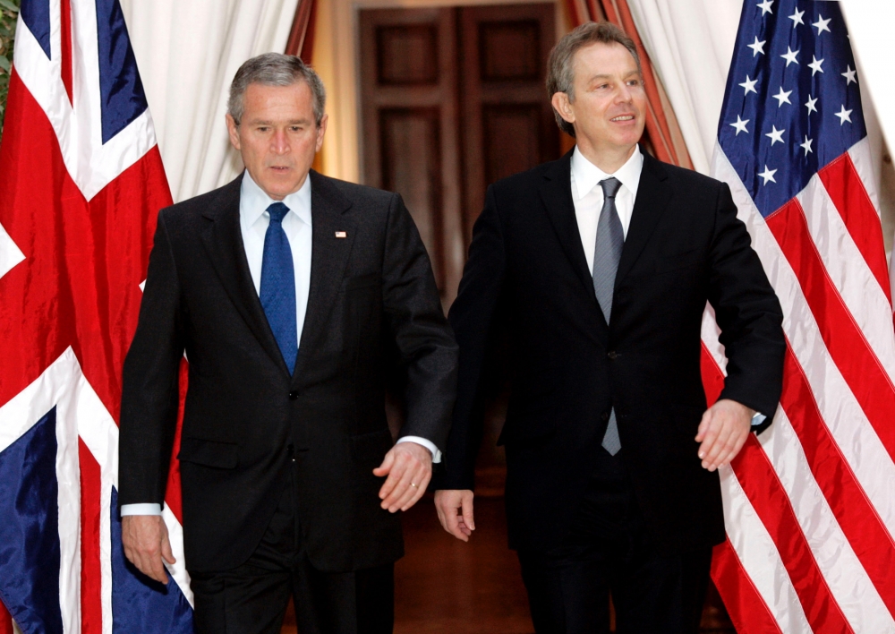 英國首相布萊爾（右）及美國總統布希（左）2005年在比利時布魯塞爾的美國大使館合影。（湯森路透）