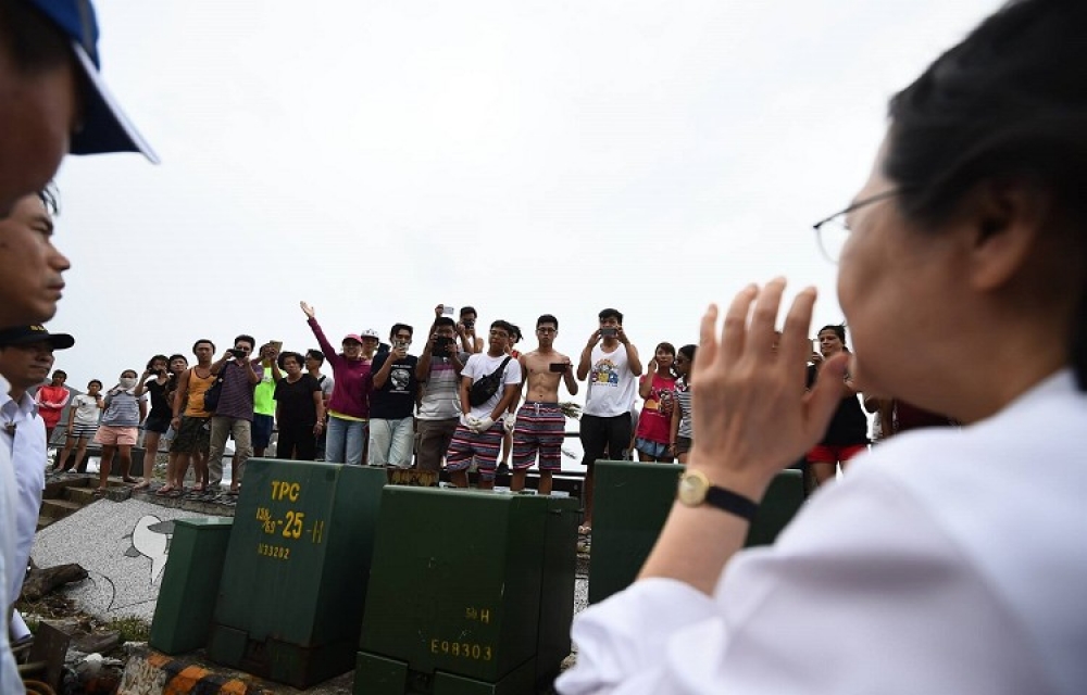 蔡英文總統前往受班尼特颱風重創的東部災區巡視，指示要在綠島及蘭嶼設置重建站。（翻攝蔡英文臉書）