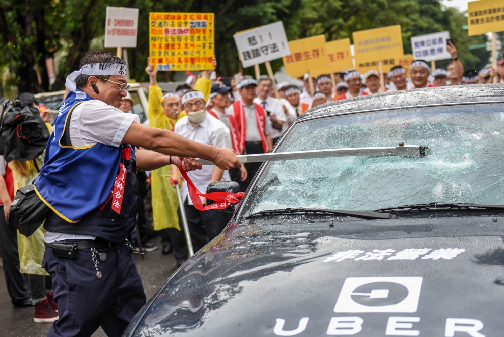 11日下午凱道集結上百輛計程車抗議政府放任非法白牌車Uber。（攝影：葉信菉）