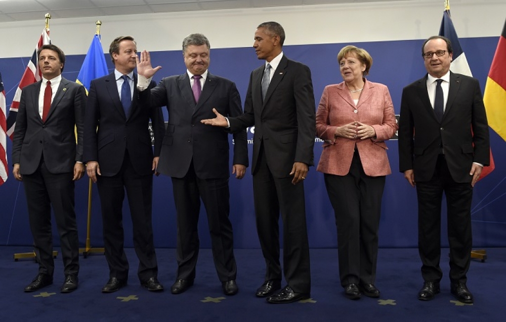 （左至右）義大利總理倫奇、英國首相卡麥隆、烏克蘭總統波洛申科、美國總統歐巴馬、德國總理梅克爾與法國總統奧朗德出席北約峰會。  （美聯社）