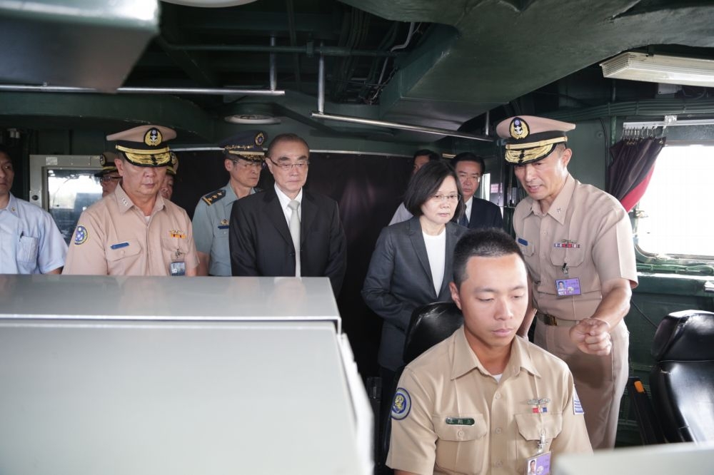 南海仲裁案後，總統蔡英文親自登上海軍康定級迪化艦，向海軍官兵講話，同時視察。（國防部提供）