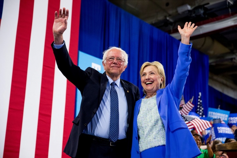美國民主黨準總統提名人希拉蕊（右）及桑德斯（左）。（美聯社）