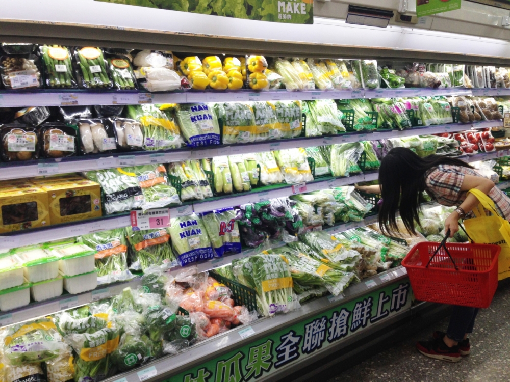 名眾購買生鮮蔬菜（攝影：許元龍）