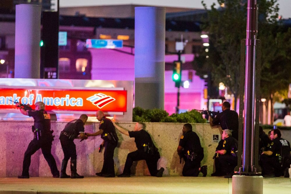 美國德州達拉斯7日發生5名白人警察遭非裔男子槍殺事件後，警方趕到現場緝凶。  （湯森路透）