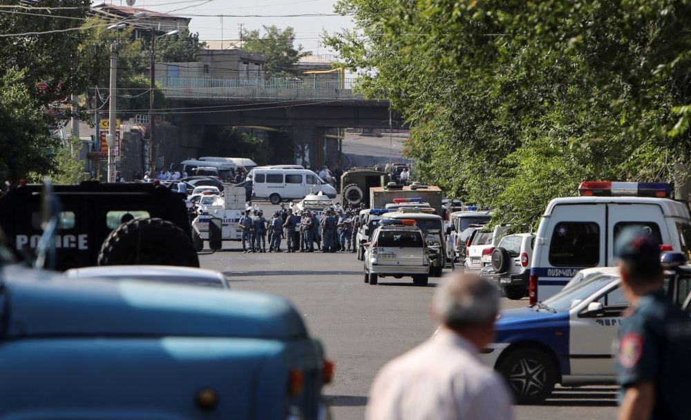 亞美尼亞軍警封鎖道路，並與佔領警局的武裝份子對峙中。  （湯森路透）