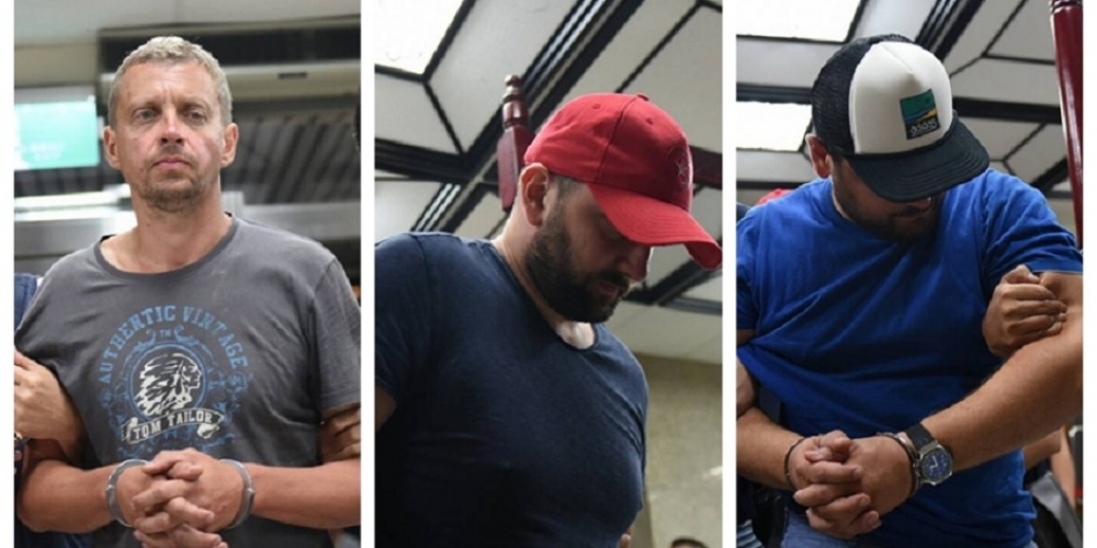 涉一銀ATM盜領案安德魯(右一）及羅馬尼亞籍車手摩爾多瓦籍潘可夫（中）與米海爾（左一），北檢聲押，台北地院19日清晨裁准。（攝影：葉信菉）