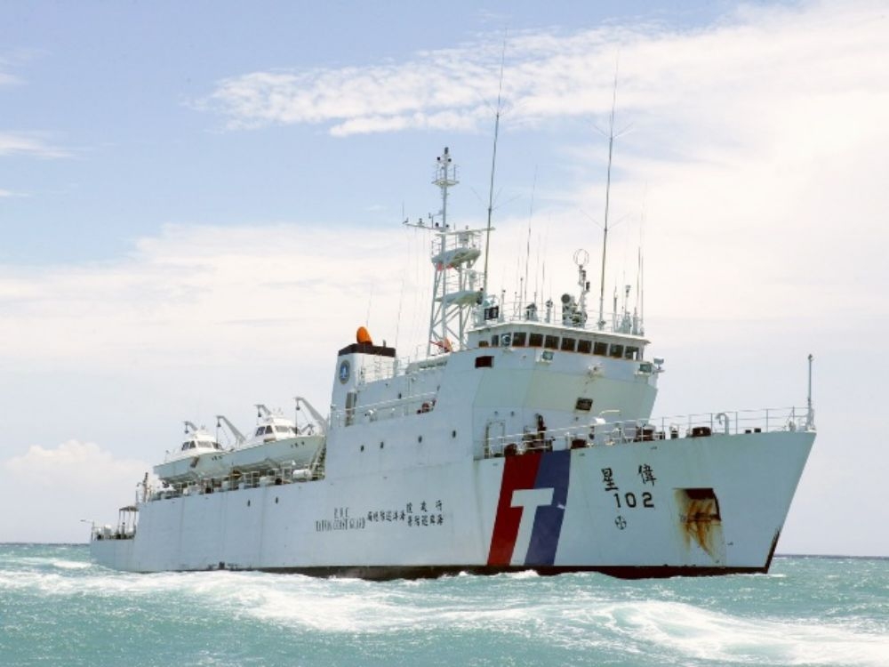 海巡署偉星艦19日上午巡航太平島海域後，返回高雄港，過程中曾驅離一艘越南籍漁船。（翻攝自海巡署網站）