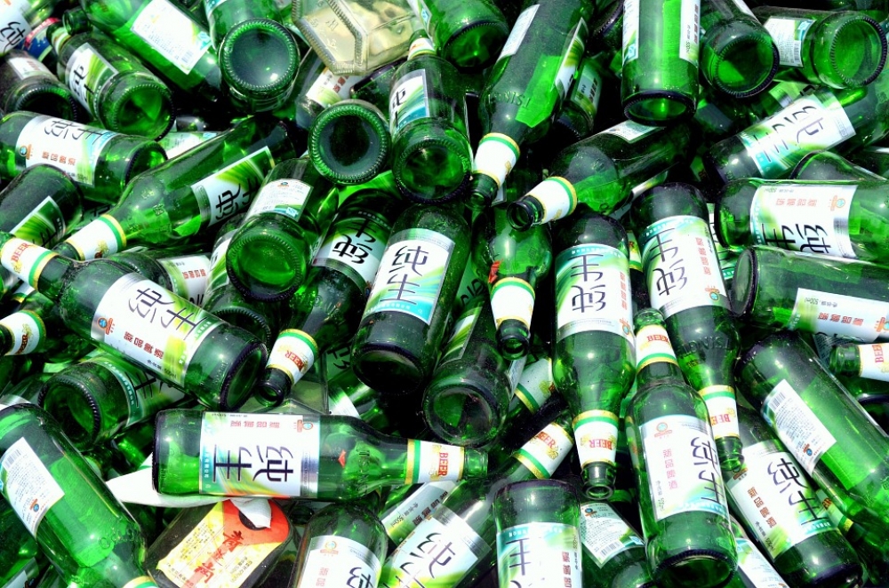丟棄成堆的啤酒瓶。（圖片來源：PublicDomainPictures＠Pixabay）