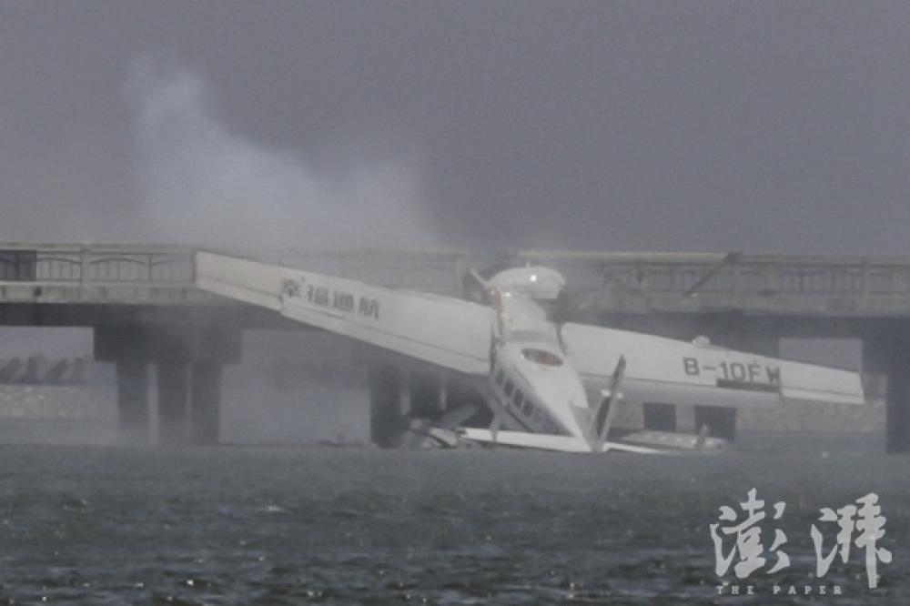 一架塞斯納208b水陸兩棲飛機今天中午在上海撞上引橋，已知釀成5死5傷慘劇。  翻攝自澎湃新聞網