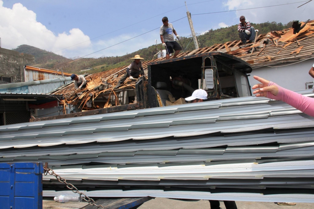 尼伯特颱風重創台東太麻里香蘭部落，居民忙著重建家園。（翻攝自黃健庭臉書）