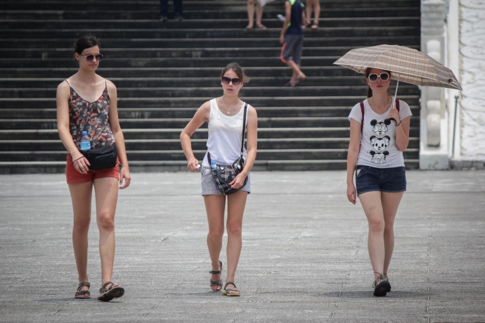 27日台北高溫38.5度，破7月平地測站最高溫，氣象局提醒民眾出門要多注意防曬。（攝影：蕭芃凱）