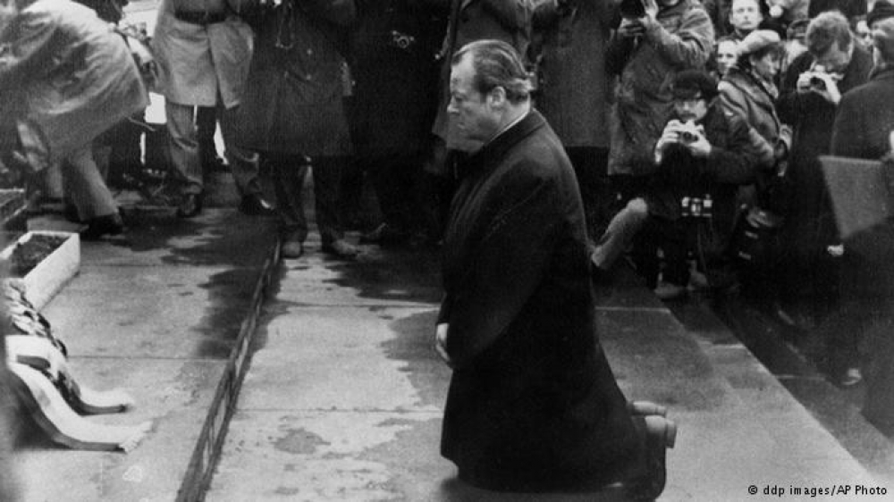 前西德總理Willy Brandt 於1970年訪問華沙時，在華沙猶太抗爭紀念碑前下跪致歉。（美聯社）