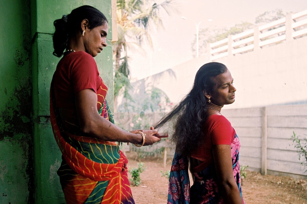 在日常的生活中，印度的跨性別女性遭人奚落，但盜墓節讓她們成為了供人膜拜的女神。盛大的慶典之後，她們終將回歸平凡的生活。