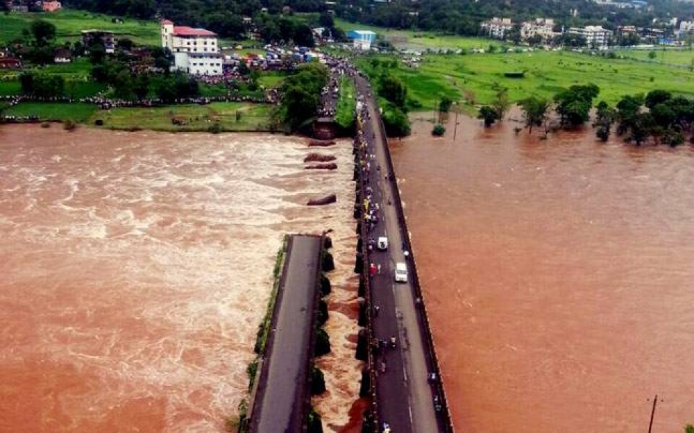 印度西部一座橋樑崩塌，兩輛巴士墜河失蹤。 （journovidya@twitter/CC BY 2.0）
