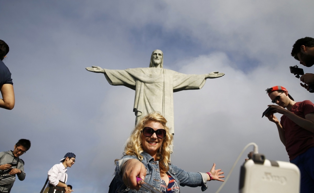 一名遊客在里約熱內盧基督像前自拍（湯森路透）