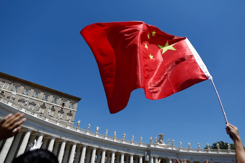一名男子在梵蒂岡前廣場揮舞中華人民共和國五星旗。（路透社）