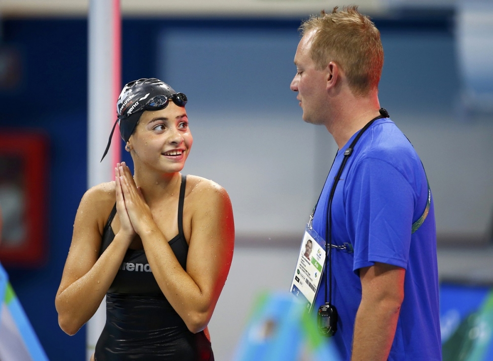 奧運難民代表隊游泳選手瑪迪妮（左）與她的德國教練。（湯森路透）