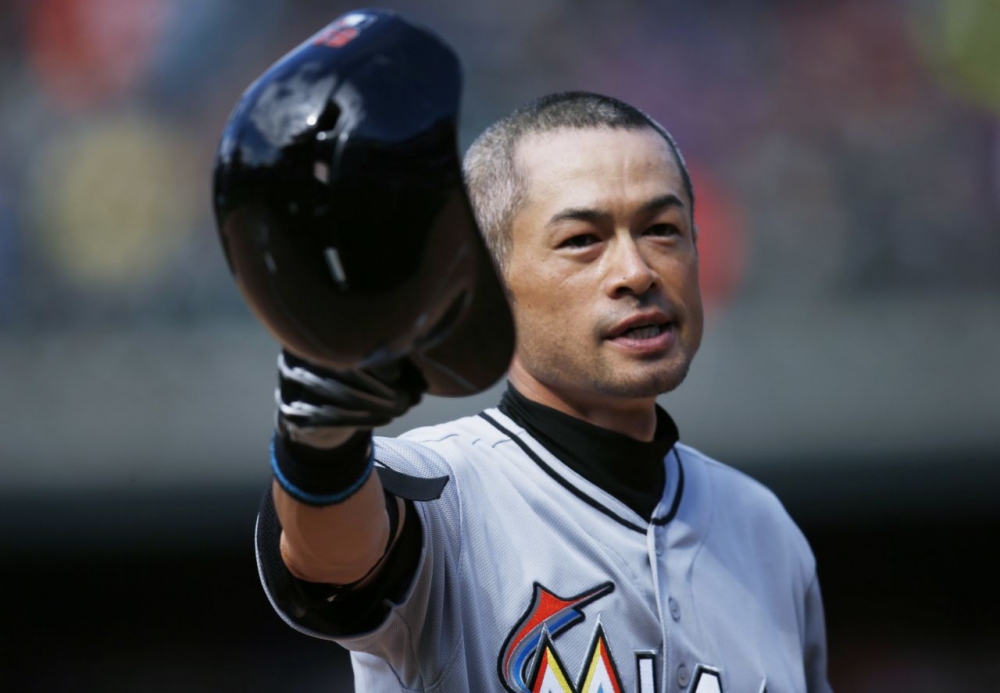 美國職棒大聯盟（MLB）日籍外野手鈴木一朗敲出生涯第3000安，脫帽向觀眾致意。（美聯社）