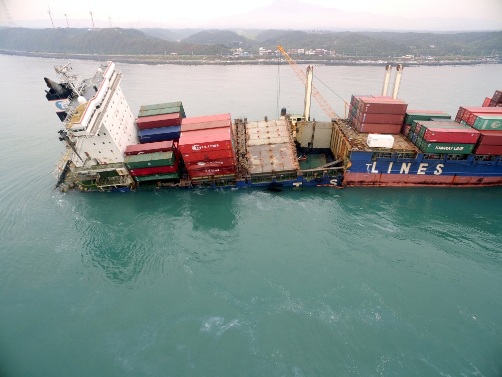 「德翔台北」貨櫃船，8日早上船體運抵台船基隆廠，處理終告一段落，接下來將在台船進行拆解。（翻攝自行政院環境保護署）