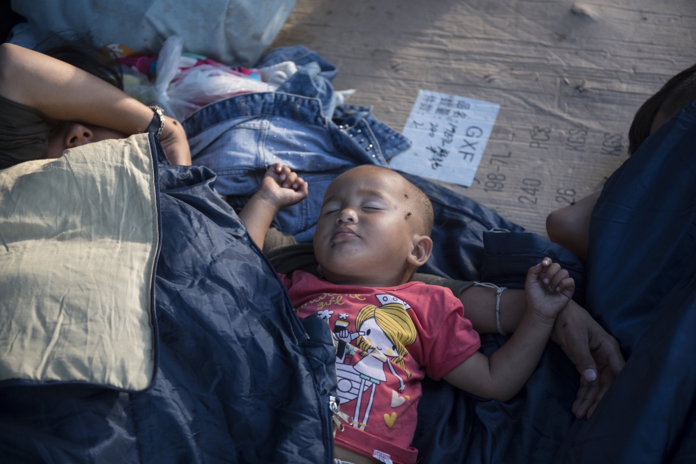 希臘北部的一座公園，來自阿富汗的難民小男孩正熟睡著。（美聯社）