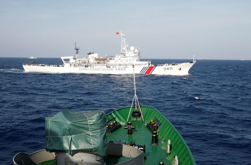 中國海岸巡防隊和越南海岸巡防隊於南海海域相遇。（路透社）