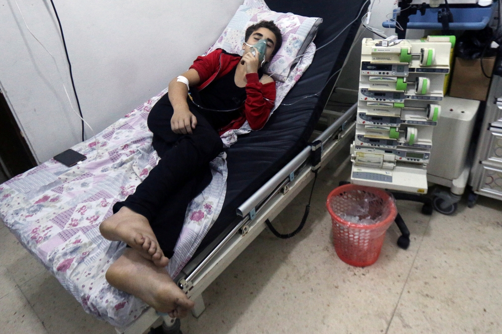 受波及的阿勒坡居民在醫院接受治療。（湯森路透）