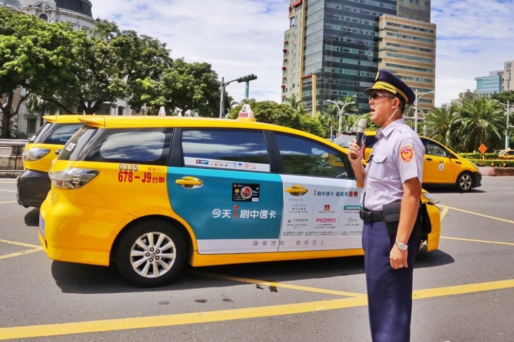 計程車業者「路過」行政院已非第一遭，12日上午就曾動員百輛計程車包圍行政院。（攝影：林育嫺）