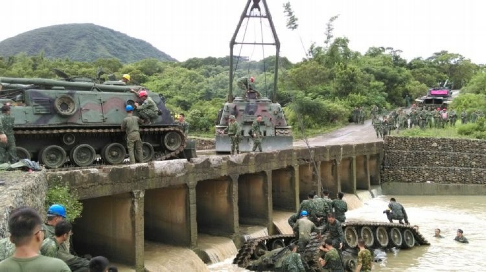 陸軍漢光預演發生戰車翻覆意外，4軍士官兵3死1命危。（陸軍提供）