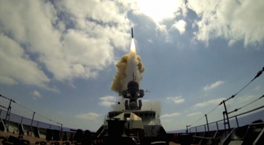 俄國駐守地中海的軍艦發射巡弋飛彈，瞄準敘利亞境內的反政府勢力「努斯拉陣線」（al-Nusra Front）。 （湯森路透）
