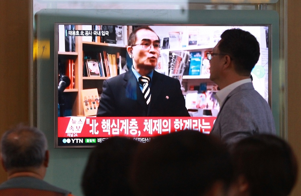 南韓民眾看著新聞報導裡的太勇浩。（美聯社）