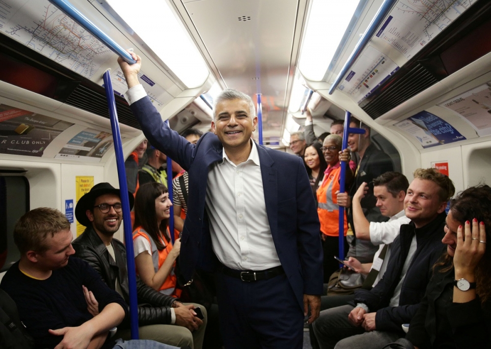 倫敦市長在20日凌晨發出的首班夜間地鐵上（湯森路透）