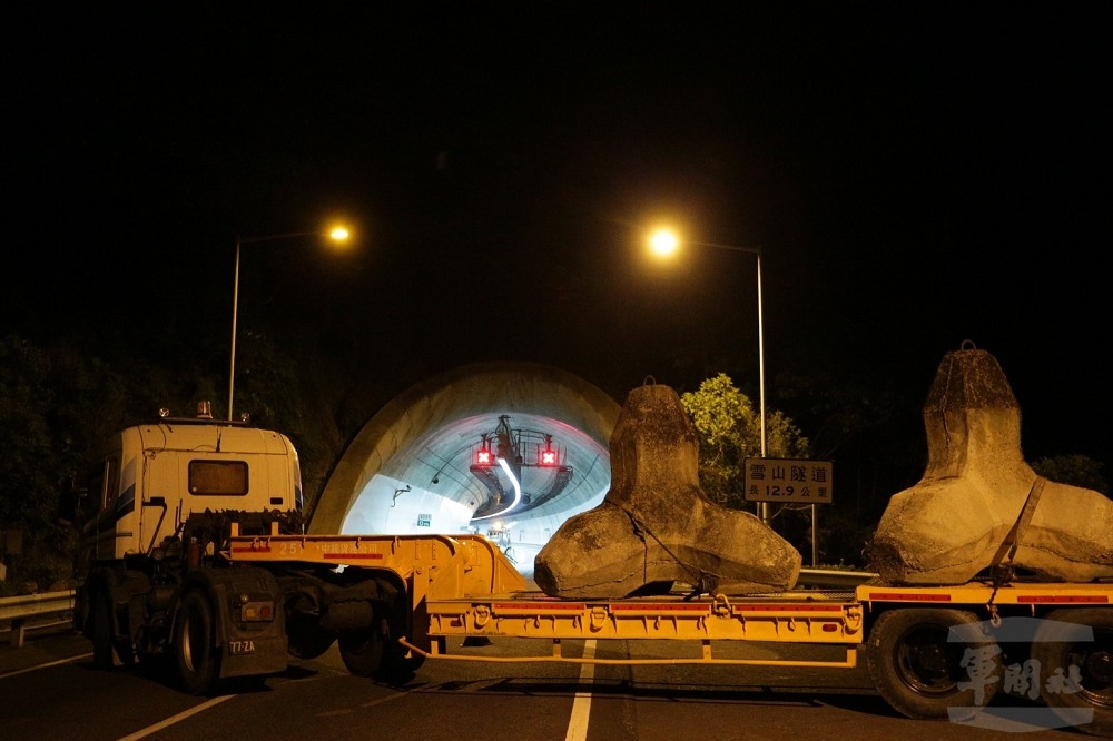 配合漢光演習雪隧23日凌晨0時到6時首度封閉國道5號雪山隧道，雪隧宜蘭端入口可看見許多偽裝設施及機槍堡掩體。（翻攝自軍聞社網站）