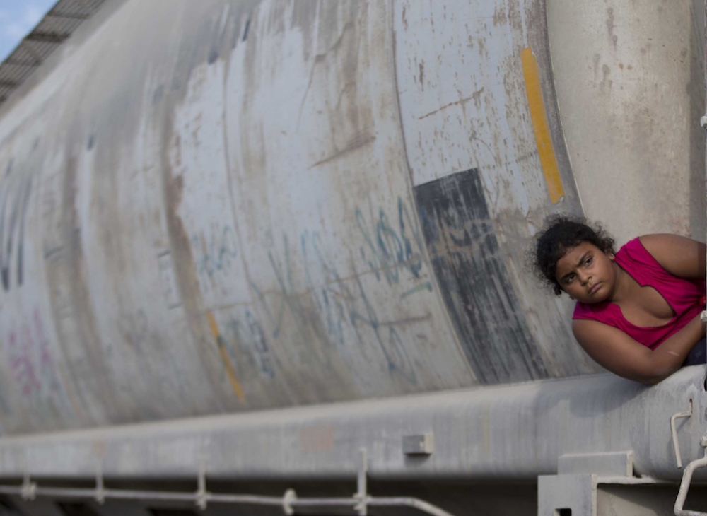 一位墨西哥女孩正在等待貨物列車，準備出發前往美國邊界。（美聯社）