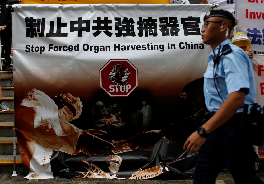 場外民眾呼籲重視中國強摘死囚器官問題。（湯森路透）