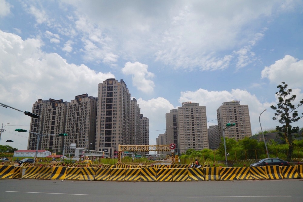 房市研究單位住展雜誌統計，近4年台北市新成屋建案餘屋量僅剩2066戶，在買氣不佳下，台北的房市仍是一灘死水。（攝影：陳品佑）