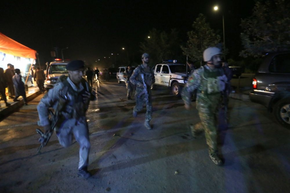 阿富汗特種部隊緊急進入校園。（美聯社）