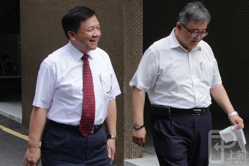 經濟部長李世光（左）26日下午將和7大工商團體再度溝通，試圖協商。（攝影：李隆揆）