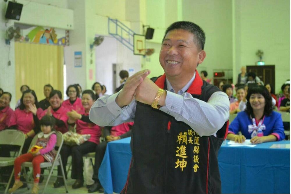 花蓮市長補選藍綠兩黨視為2018年重要選戰，民進黨拉攏地方議會龍頭賴進坤，雙方煙硝味濃厚。（翻攝自賴進坤臉書）