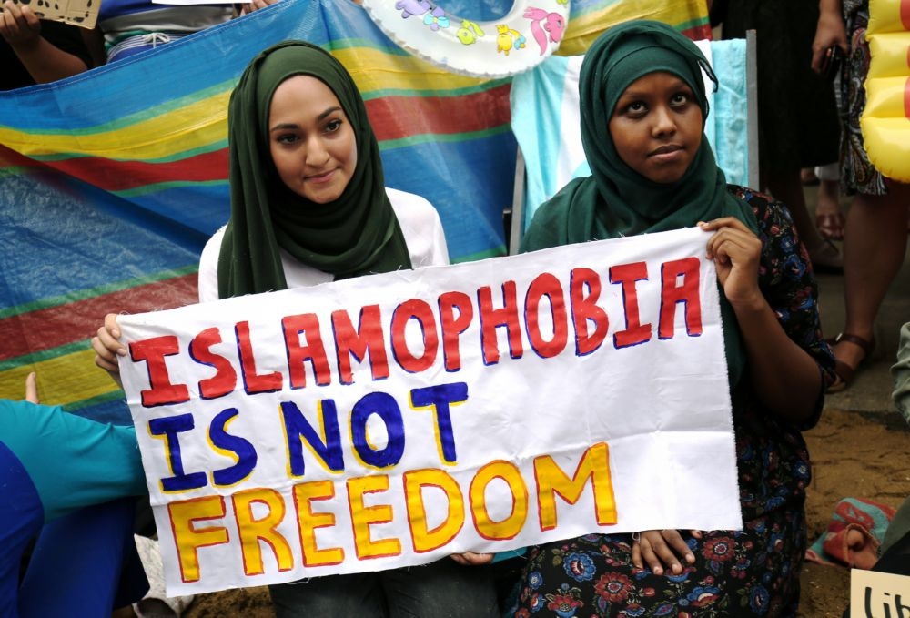 在英國倫敦聲援女性穆斯林在海灘穿著波基尼的女子。（湯森路透）