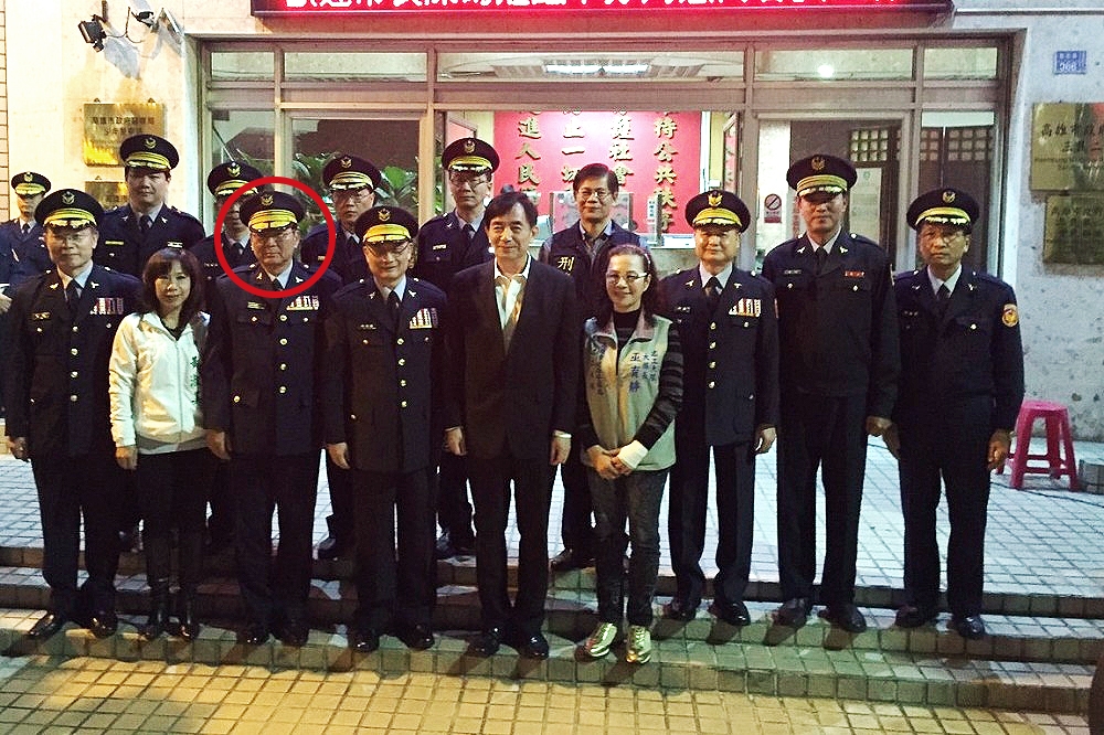 分局長李世昌（前左三）27日凌晨因涉電玩收賄而被羈押獲准。（翻攝自三民二警分局-大昌臉書）