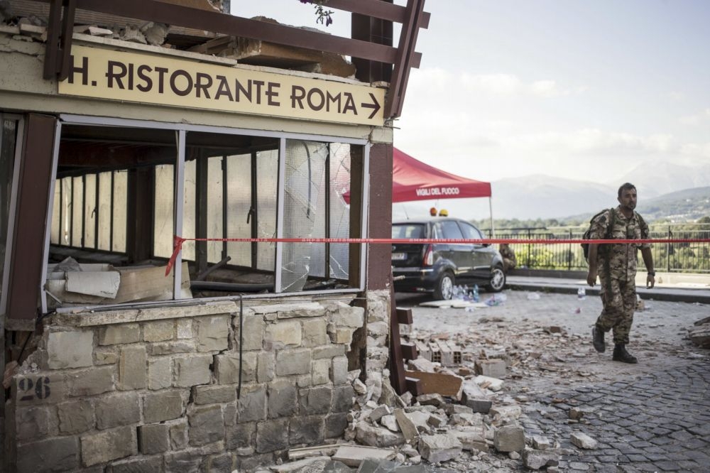 義大利阿馬特里切（Amatrice）的飯店Roma遭受嚴重損壞。（美聯社）