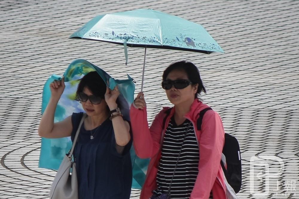 中颱獅子山雖遠離台灣，仍要攜帶雨具預防午後雷陣雨。（攝影：葉信菉）