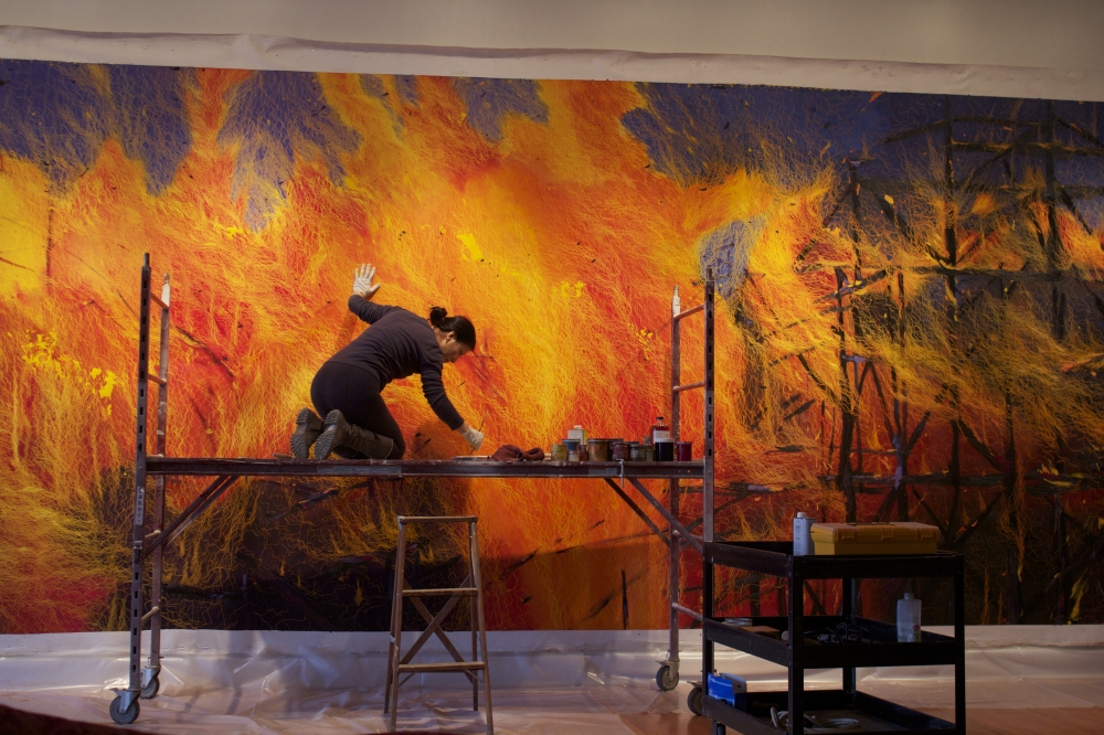 畫家鄭麗雲在紐約創作作品「Fire Mural」（圖片由鄭麗雲提供）