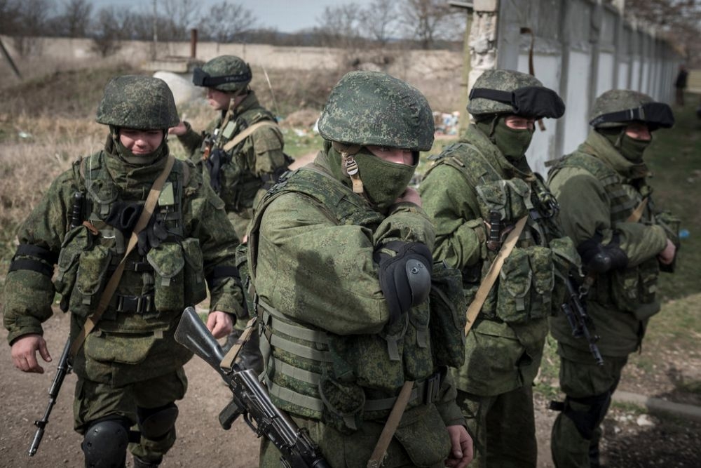 2014年3月，一群身份不明的軍人在克里米亞出沒。俄羅斯從烏克蘭手中奪走了這片領土，總統普京後來承認這支部隊是俄羅斯特種部隊。  （紐約時報）