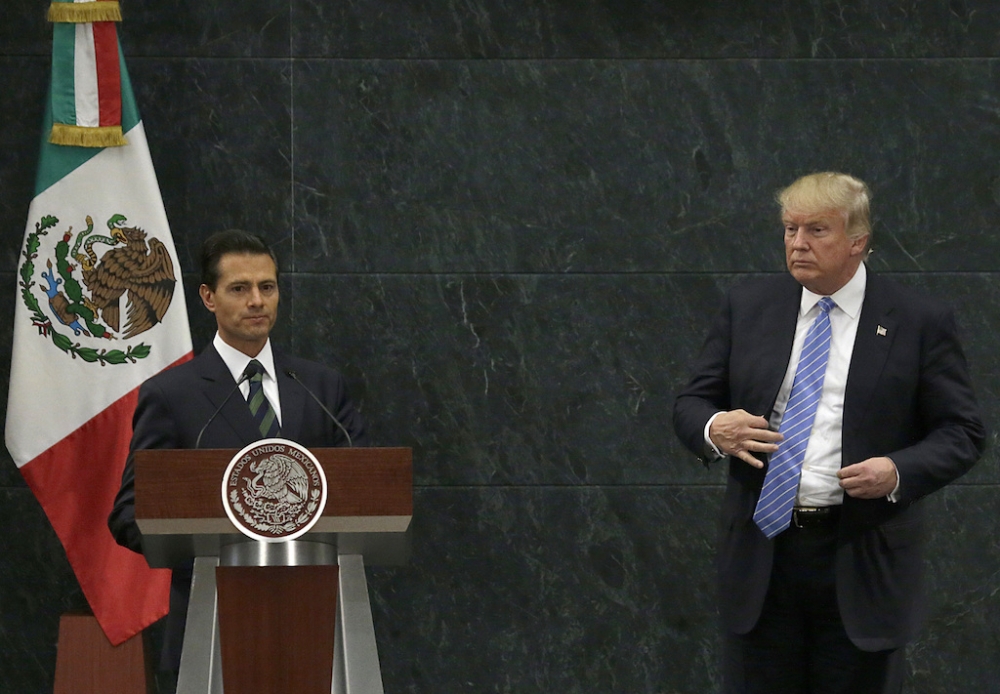 美國共和黨總統候選人川普（右）與墨西哥總統潘尼亞尼托31日在墨西哥總統官邸舉行聯合記者會。（美聯社）