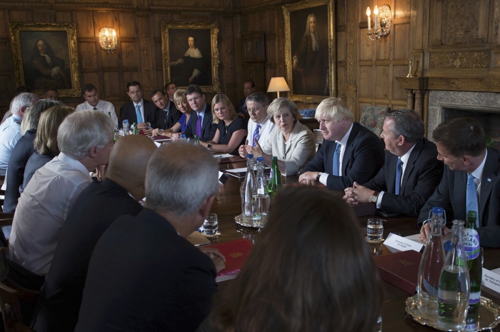 英國首相梅伊（中）31日於鄉間別墅舉行內閣會議。（湯森路透）