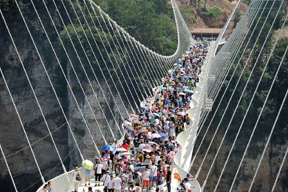 張家界大峽谷玻璃橋8月20日才正式開放，9月2日卻宣布暫時關閉。（湯森路透）